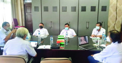 PIMPIN RAPAT : Sekretaris Daerah Kabupaten Gunung Mas Yansiterson saat memimpin rapat membahas retribusi di ruang kerja sekda lantai 2 kantor bupati setempat, Rabu (14/7/2021). /KOMINFOSANTIK GUMAS