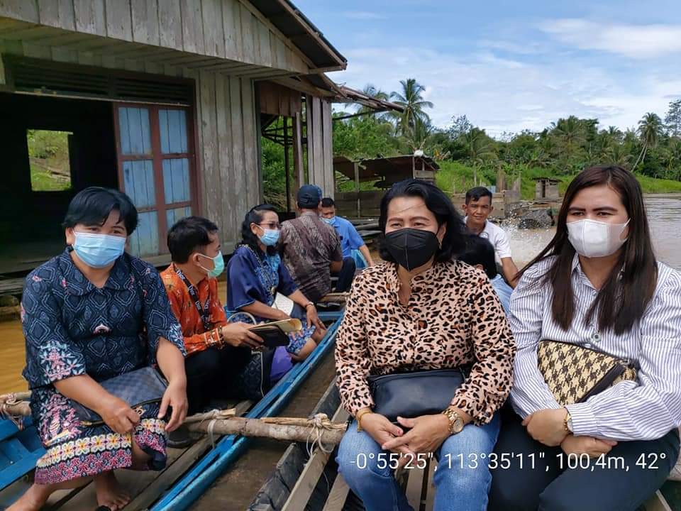HARAPKAN : Anggota DPRD Gumas Rayaniatie Djangkan (baju motif belang-belang) mengunakan transportasi air melihat situasi dan kondisi Kabupaten Gunung Mas. FOTO DPRD GUMAS UNTUK KALTENG POS