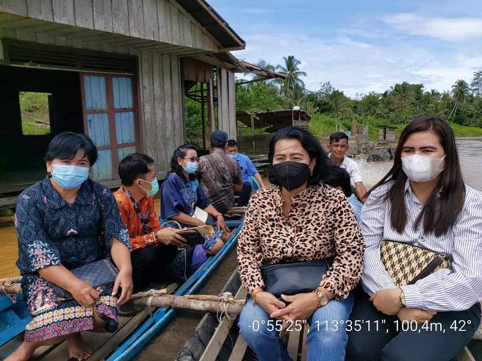 Anggota DPRD Gunung Mas (Gumas) Rayaniatie Djangkan berfoto bersama keluarga tercinta. FOTO RAYANIATIE DJANGKAN UNTUK KALTENG POS