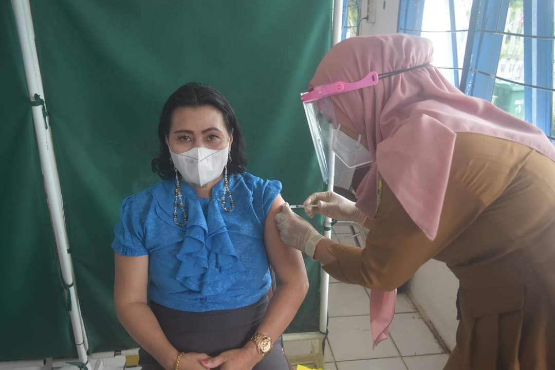 VAKSIN : Anggota DPRD Gunung Mas Rayaniatie Djangkan menerima vaksin ke II, Selasa (30/3). FOTO Rayaniatie Djangkan Untuk Kalteng Pos