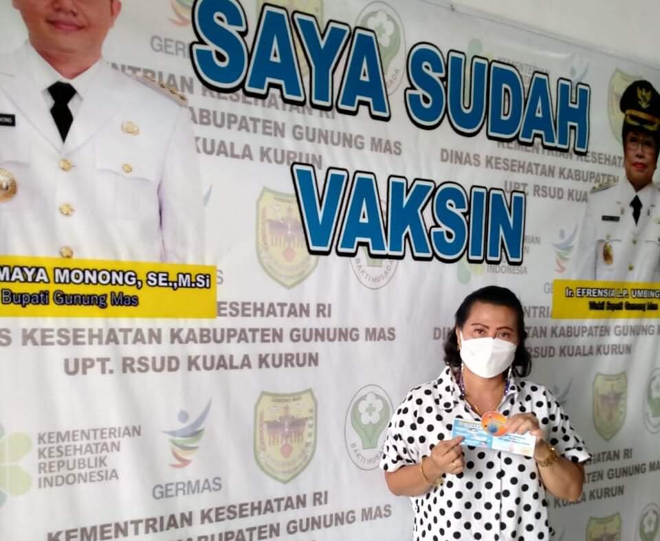 TERIMA : Anggota DPRD Gumas Dapil I, Rayaniatie Djangkan,berfoto usai mendapatkan vaksin Covid-19, dimana dalam pelaksanaan reses, ia mendapatkan banyak usulan yang disampaikan masyarakat. FOTO HUMAS DPRD GUMAS UNTUK KALTENG POS