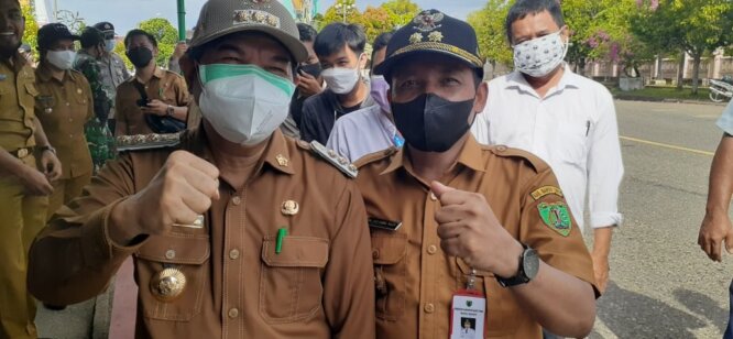 KOMPAK : Bupati Barito Timur Ampera AY Mebas dan Wakil Bupati Habib Said Abdul Saleh foto bersama dalam satu kegiatan di Pasar Panas, Kecamatan Benua Lima, belum lama ini. /LOGMAN