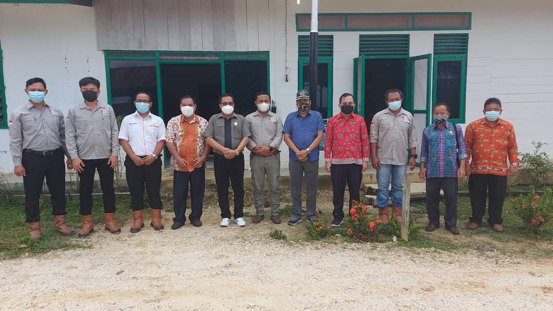 MANFAATKAN : Ketua DPRD Gunung Mas, Akerman Sahidar melaksanakan reses di di Dapil II, Kecamatan Rungan, baru-baru ini. FOTO DPRD GUMAS UNTUK KALTENG POS