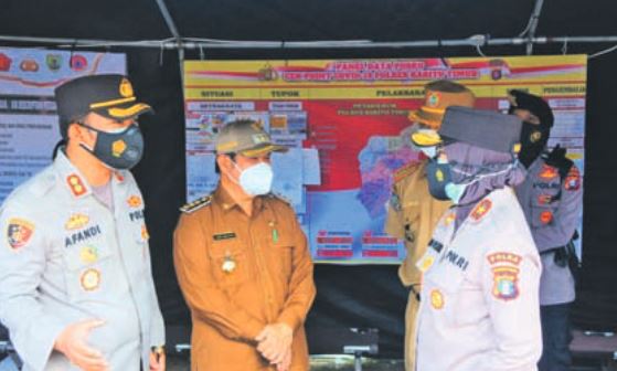 CEK POS : Wakapolda Kalteng Ida Utari didampingi Bupati Bartim Ampera AY Mebas dan Kapolres AKBP Afandi Eka Putra meninjau pos cek poin perbatasan Pasar Panas, Selasa (6/7).