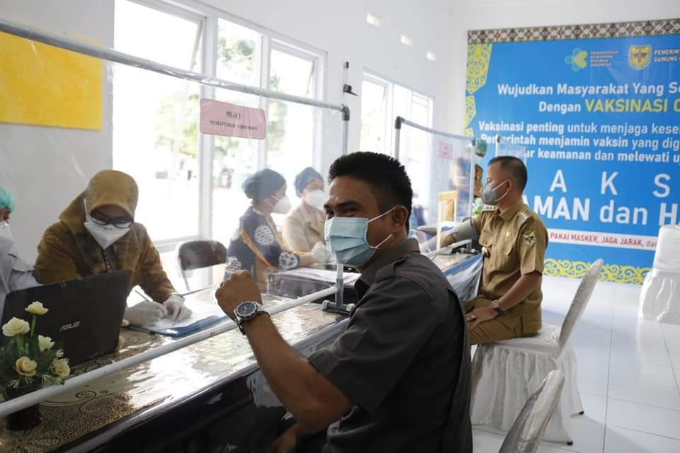 CEK : Waket II DPRD Gunung Mas, Binartha, mengecek vaksin di mana ia meminta perkembangan dunia pendidikan agar menekan pelajar putus sekolah berkurang tiap tahunnya. FOTO HUMAS DPRD GUMAS