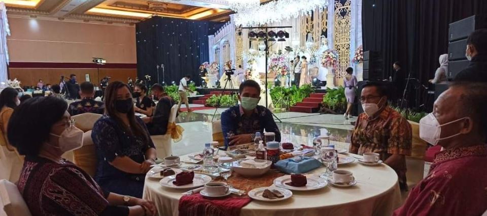 HADIR : Ketua DPRD Gunung Mas, Akerman Sahidar bersama wakil Ketua I Binartha saat hadir dalam suatu kegiatan,baru-baru ini. FOTO DPRD GUMAS UNTUK KALTENG POS
