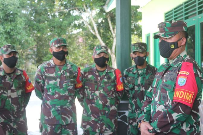 BERI PENEKANAN : Komandan Kodim 1016/Palangka Raya, Kolonel Inf Rofiq Yusuf, S.Sos memberikan penekanan kepada seluruh anggota Koramil 1016-06/Kurun, Selasa (7/7/2021). KODIM 1016/PLK UNTUK KALTENG.CO