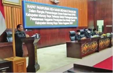 SAMPAIKAN SARAN: Juru Bicara Fraksi Demokrat Golongan Karya, Susilo menyampaikan pandangan umum, Rabu (21/7).