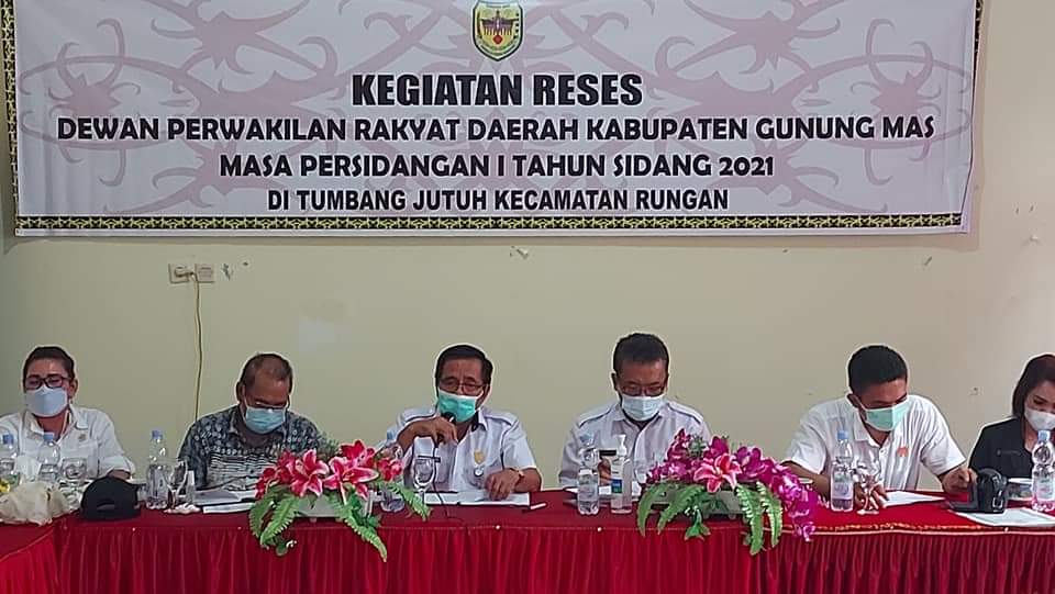 KUNKER : Ketua DPRD Gunung Mas,Akerman Sahidar (no 5 dari kiri, kacamata hitam),saat bersama dengan Anggota DPRD Gunung Mas, melaksanakan monitoring ke beberapa PBS,baru-baru ini. FOTO HUMAS DPRD GUMAS UNTUK KALTENG POS