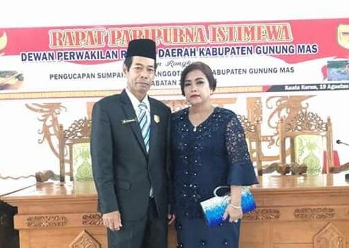 Anggota DPRD Gumas Riantoe bersama istri, belum lama ini. FOTO HUMAS DPRD GUMAS