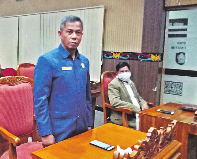 RAPAT: Anggota Komisi I DPRD Kabupaten Kotim Ir.SP Lumban Gaol saat mengikuti rapat paripurna belum lama ini
