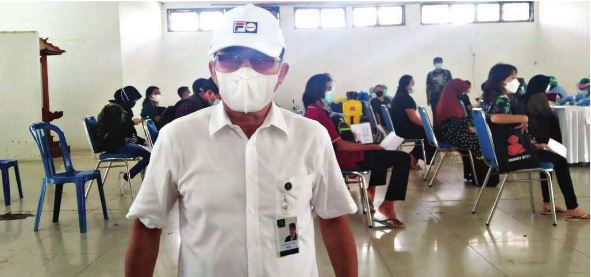 PELAKSANAAN VAKSIN : Rektor UPR Dr Andrie Elia meninjau langsung pelaksanaan vaksinasi kepada mahasiswa di Aula Palangka, Kampus UPR, Rabu (7/7)