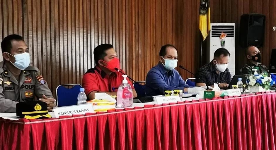 RAPAT: Wakil Ketua I DPRD Kabupaten Kapuas, Yohanes (dua dari kiri), menghadiri Rapat Koordinasi Evaluasi PPKM Level 3, di Aula Bappeda Kapuas, Sabtu (31/7).