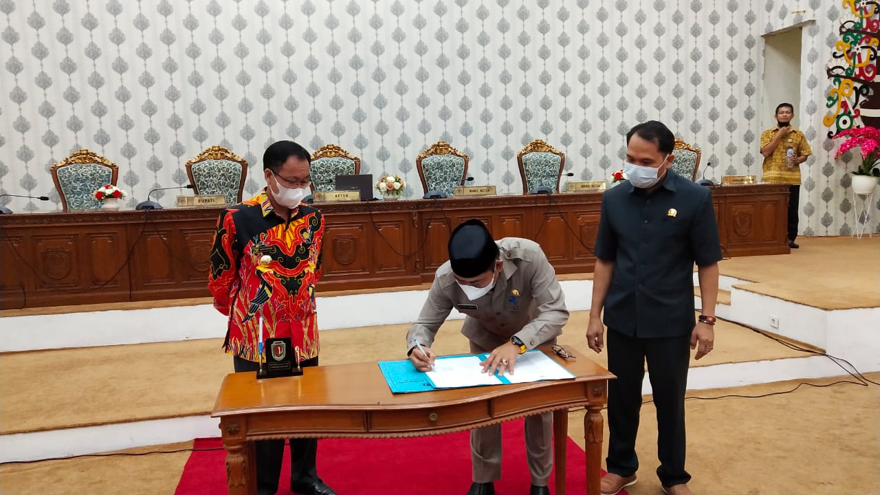 PENANDATANGANAN: Wakil Ketua I DPRD Kabupaten Katingan Nanang Suriansyah, ketika menandatangani persetujuan bersama penetapan rancangan Peraturan Daerah Pertanggung jawaban pelaksanaan APBD tahun 2020, beberapa waktu lalu./DPRD KATINGAN