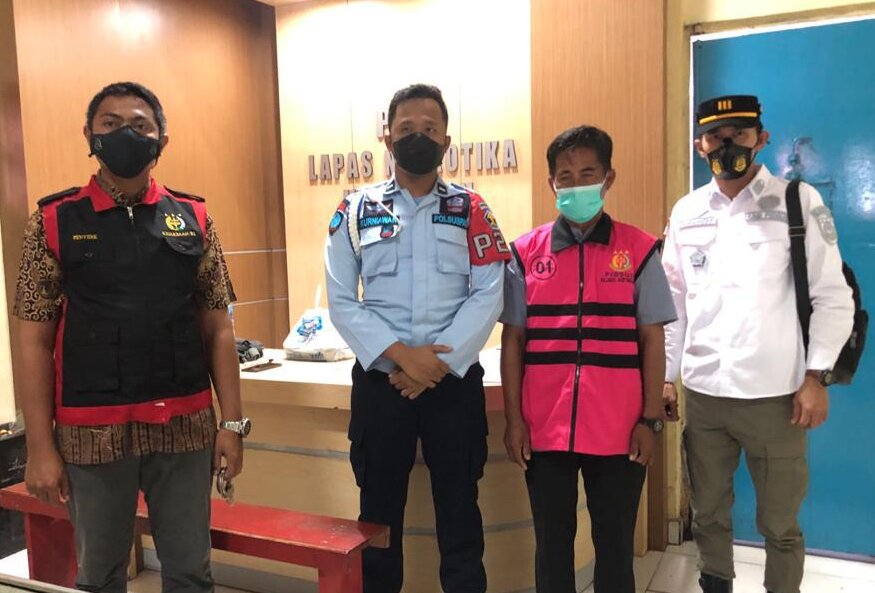 DITAHAN: Kepala Seksi Tindak Pidana Khusus Erfandy Rusdy Quiliem SH MH (baju putih) ketika mengantar dan menahan tersangka N, ke Lapas narkotika Kasongan, Jumat (30/7/2021)./ KEJAKSAAN NEGERI KATINGAN