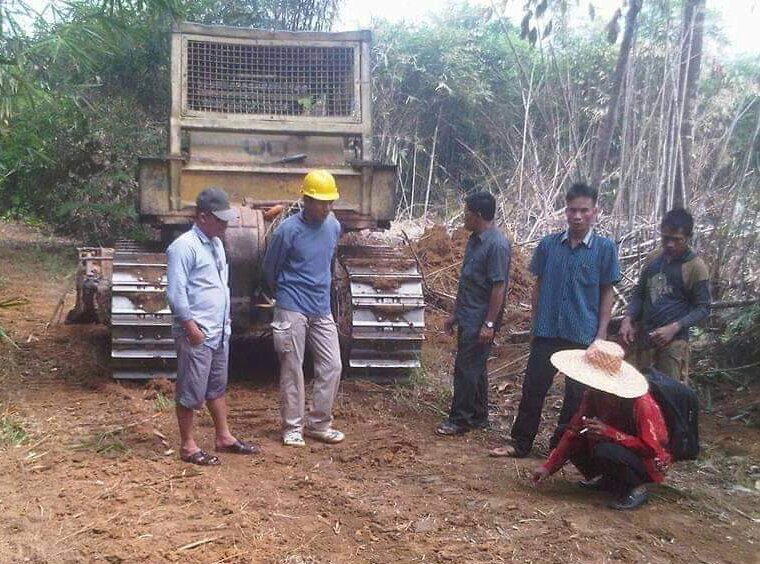 PENGECEKAN: Anggota DPRD Katingan Sugianto (ketiga dari kanan), ketika melihat hasil pembukaan badan jalan jalur Tumbang Sanamang Katingan Hulu, beberapa waktu lalu./DPRD KATINGAN