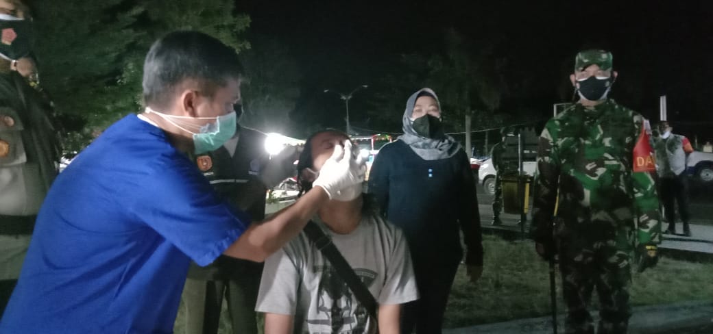 DADAKAN: Bupati Kobar Nurhidayah menyaksikan petugas melakukan swab kepada warga yang nongkrong di seputaran Pangkalan Bun, Sabtu (7/8). /sony