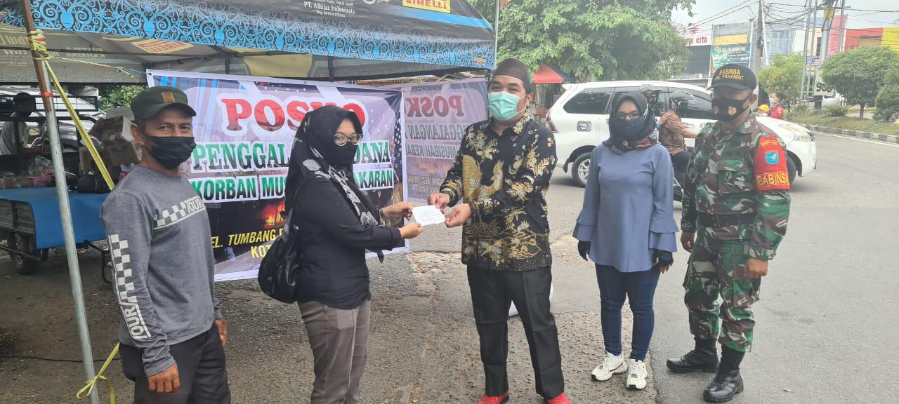 PEDULI: Anggota Komisi A DPRD Kota Palangka Raya, Reja Framika,menyerahkan bantuan untuk korban kebakran di Tumbang Rungan, belum lama ini./dewan