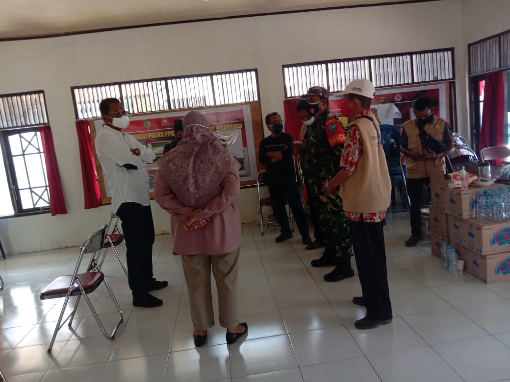 MENINJAU: Ketua DPRD Kota Palangka Raya (baju putih) saat mengunjungi pos PPKM Kelurahan Panarung, baru-baru ini./SIGIT KARYAWAN YUNIANTO