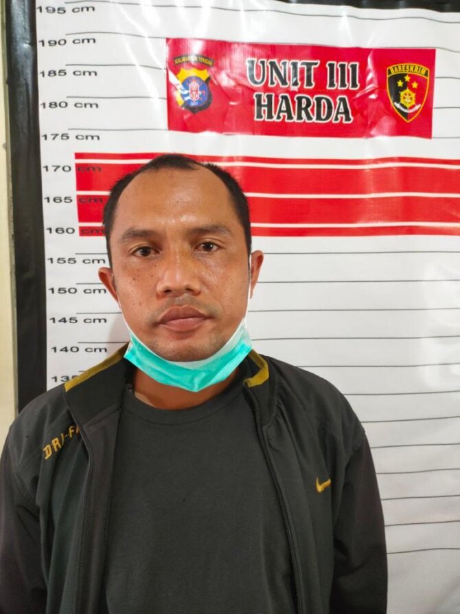 Gelapkan Uang