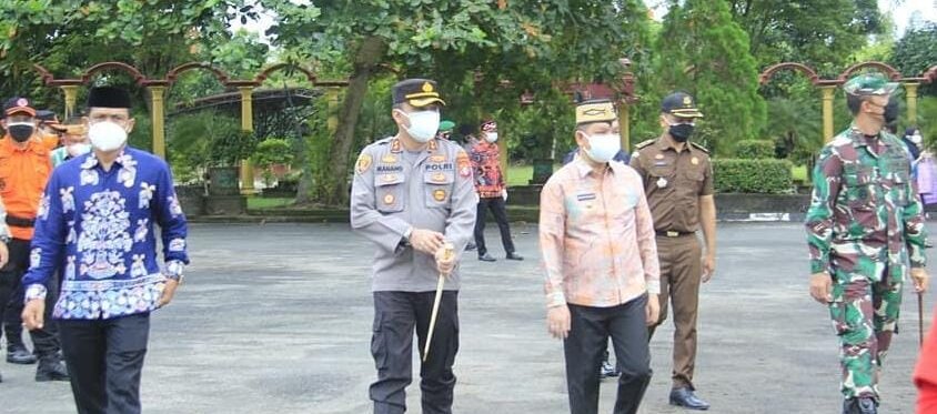 BERSINERGI: Ketua Komisi I DPRD Kabupaten Kapuas, Bardiansyah, bersama unsure forkopimda usai mengikuti kegiatan Apel Gelar Pasukan dan Sarana Prasarana (Sarpras) dalam rangka kesiapan menghadapi karhutla tahun 2021, di halaman kantor bupati, Kamis (12/8) lalu./DPRD KAPUAS