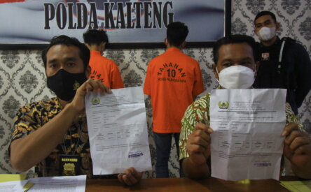 PEMALSUAN: Kasatreskrim Polresta Palangka Raya Kompol Todoan A Gultom (kiri) memperlihatkan surat keterangan antigen palsu yang dibawa oleh oknum sopir travel lintas provinsi di Mapolresta Palangka Raya, kemarin (27/8/2021)./DENAR/KALTENG POS