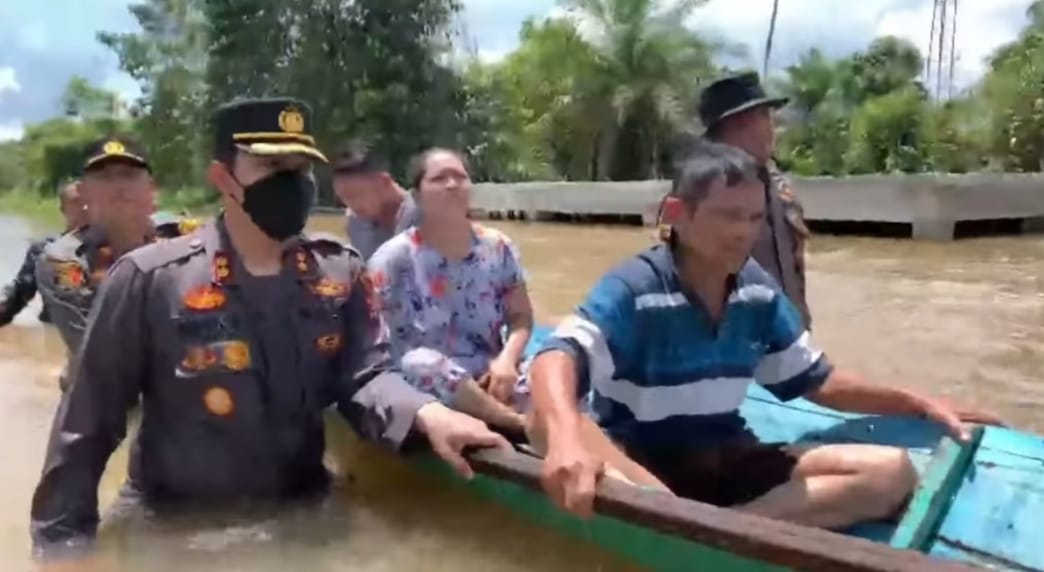 TERJUN LANGSUNG: Kapolres Katingan AKBP Paulus Sonny Bhakti Wibowo dan anggotanya membantu mengevakuasi warga yang terkena dampak bencana banjir di Katingan./HUMAS POLRES KATINGAN