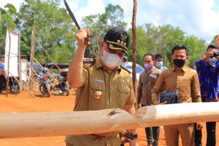 POTONG PANTAN: Bupati Kotim, H Halikinnor melakukan potong pantan saat menghadiri acara adat tiwah di Desa Bukit Raya, Kecamatan Cempaga Hulu, belum lama ini./HUMAS