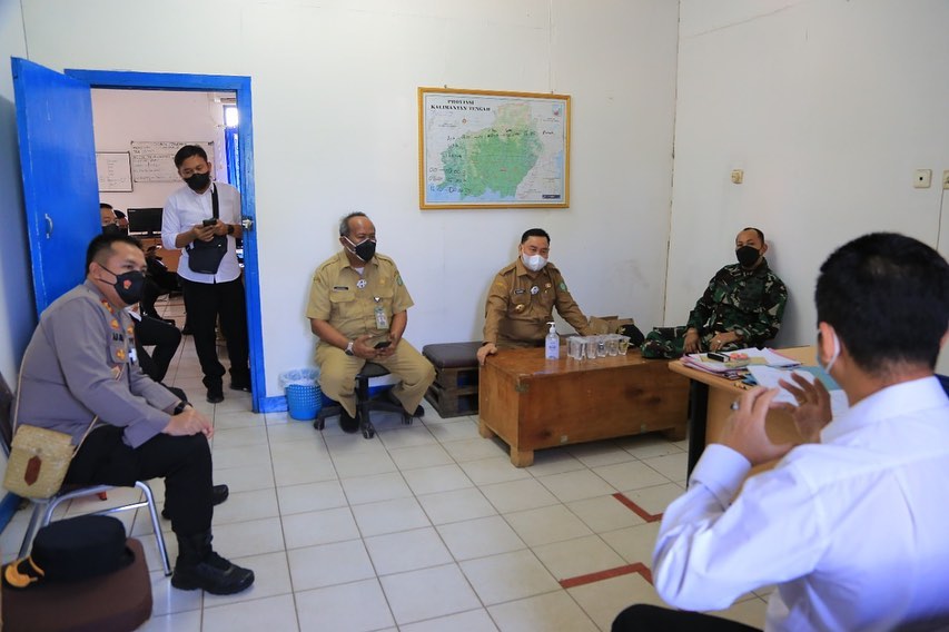 DISKUSI: Bupati Kabupaten Kotim H Halikinnor didampingi Kapolres Kotim, Dandim 1015 Sampit dan Ketua Tim Gugus penanganan Covid-29 saat berbincang dengan pimpinan perusahaan produksi oksigen di Kotim belum lama ini./HUMAS