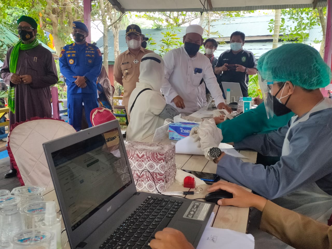 VAKSINASI: Bupati Kotim, H Halikinnor meninjau pelaksanaan vaksinasi di salah satu pondok pesantren di Sampit, Selasa (3/8). /RUSLI