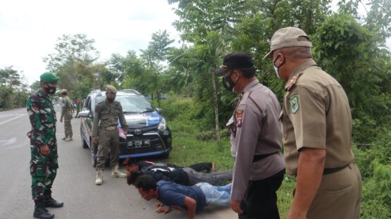RAZIA: Satgas Penegakan Hukum Prokes Covid 19 Kabupaten Kapuas melakukan giat razia masker di depan Kantor Bupati Kapuas Jalan Pemuda, Selasa (10/8)/HUMAS