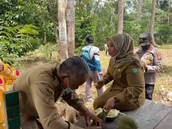 KUNJUNGAN KERJA: Wakil Bupati Kotim, Irawati saat menikmati buah durian di sela-sela kunjungan ke Kecamatan Cempaga, belum lama ini.