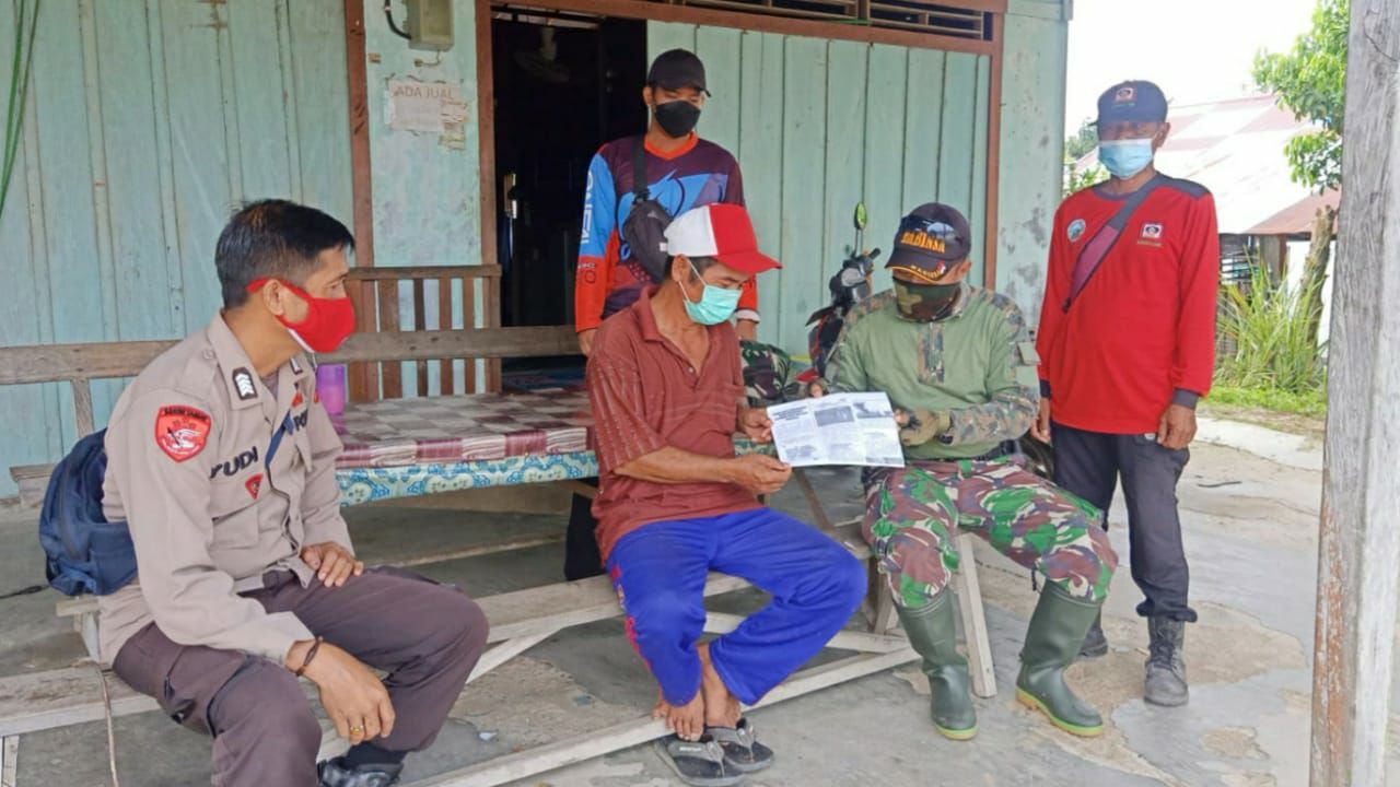Personil Babinsa Koramil 1016-03/Sepang, Serda Yon Hadi bersama Bhabinkamtibmas, Manggala Agni dan Masyarakat Peduli Api