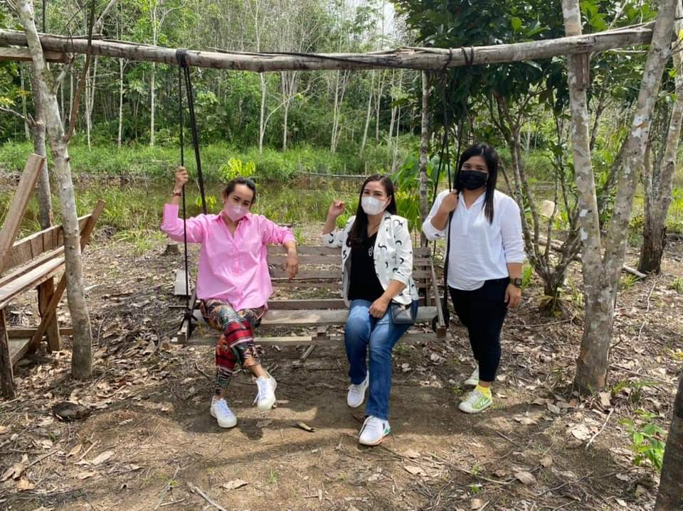 BERSAMA : Anggota DPRD Gumas Elvi Esie (tengah), bersama rekan sejawat, Nomi Aprilia, baru-baru ini. FOTO DPRD GUMAS UNTUK KALTENG POS