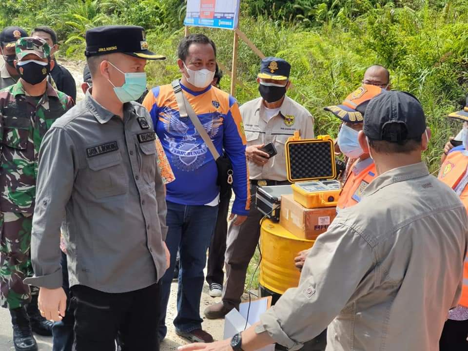 MEMANTAU : Bupati Gunung Mas Jaya Samaya Monong saat memantau ruas jalan Kuala Kurun-Palangka Raya, beberapa waktu lalu./KOMINFOSANTIK