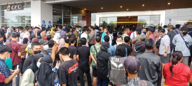 KERUMUNAN : Antusias masyarakat mengikuti vaksinasi Covid-19 sehingga terjadi kerumunan di salah satu mall Kota Sampit, belum lama ini.