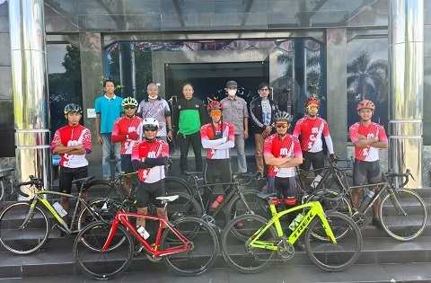 BERKUNJUNG: Komunitas MGS Kabupaten Kotim berkunjung ke Gedung Biru Kalteng Pos usai menempuh perjalanan 224 Kilometer dari Sampit menuju Palangka Raya.