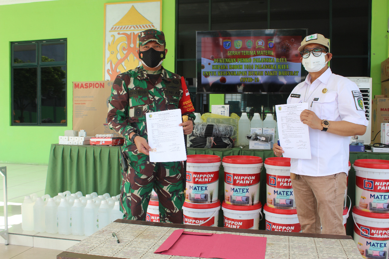 MENERIMA : Dandim 1016/Plk Kolonel Inf Rofiq Yusuf menerima hibah sejumlah peralatan kesehatan dari Pemerintah Kota Palangka Raya yang diserahkan oleh Kadinkes Kota Andjar Hari Purnomo, Rabu (4/8/2021) KODIM 1016/PLK UNTUK KALTENG.CO