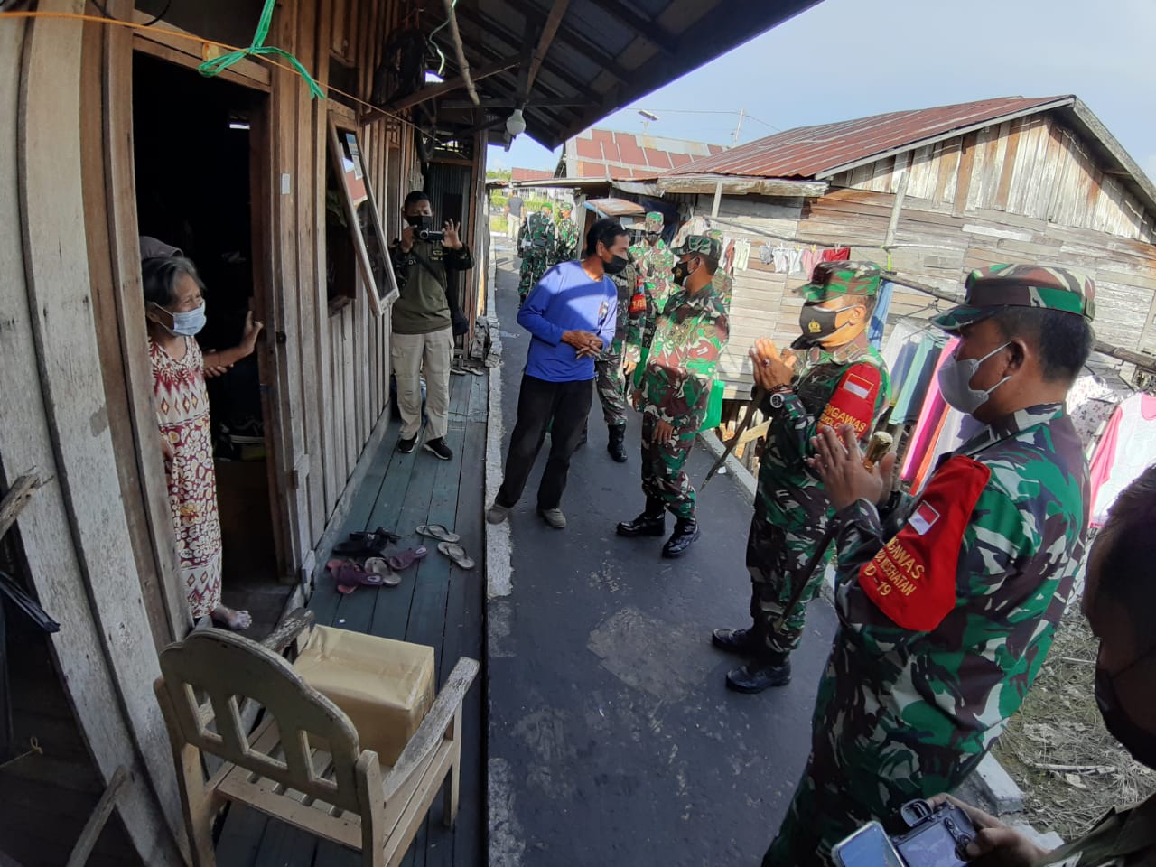 SALURKAN BANTUAN : Danrem 102/Pjg Brigjen TNI Purwo Sudaryanto salurkan bantuan bagi warga yang sedang menjalani isoman, Rabu (4/8/2021). KODIM 1016/PLK UNTUK KALTENG.CO