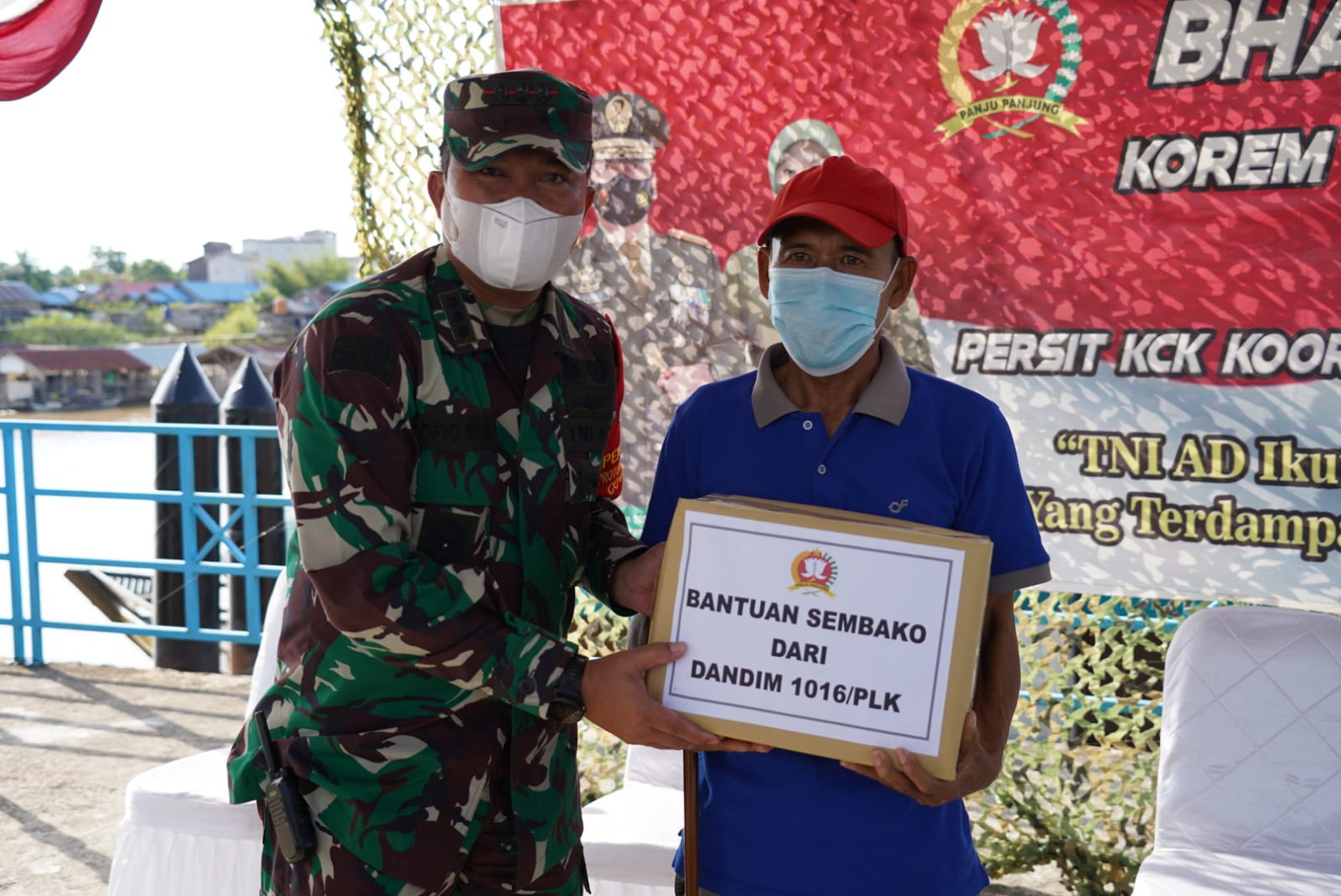 PEDULI SESAMA : Dandim 1016 Palangka Raya Kolonel Inf Rofiq Yusuf saat memberikan bantuan berupa sembako kepada warga Flamboyan Bawah, Kelurahan Langkai, Kecamatan Pahandut, Rabu (4/8/2021) KODIM 1016/PLK UNTUK KALTENG.CO