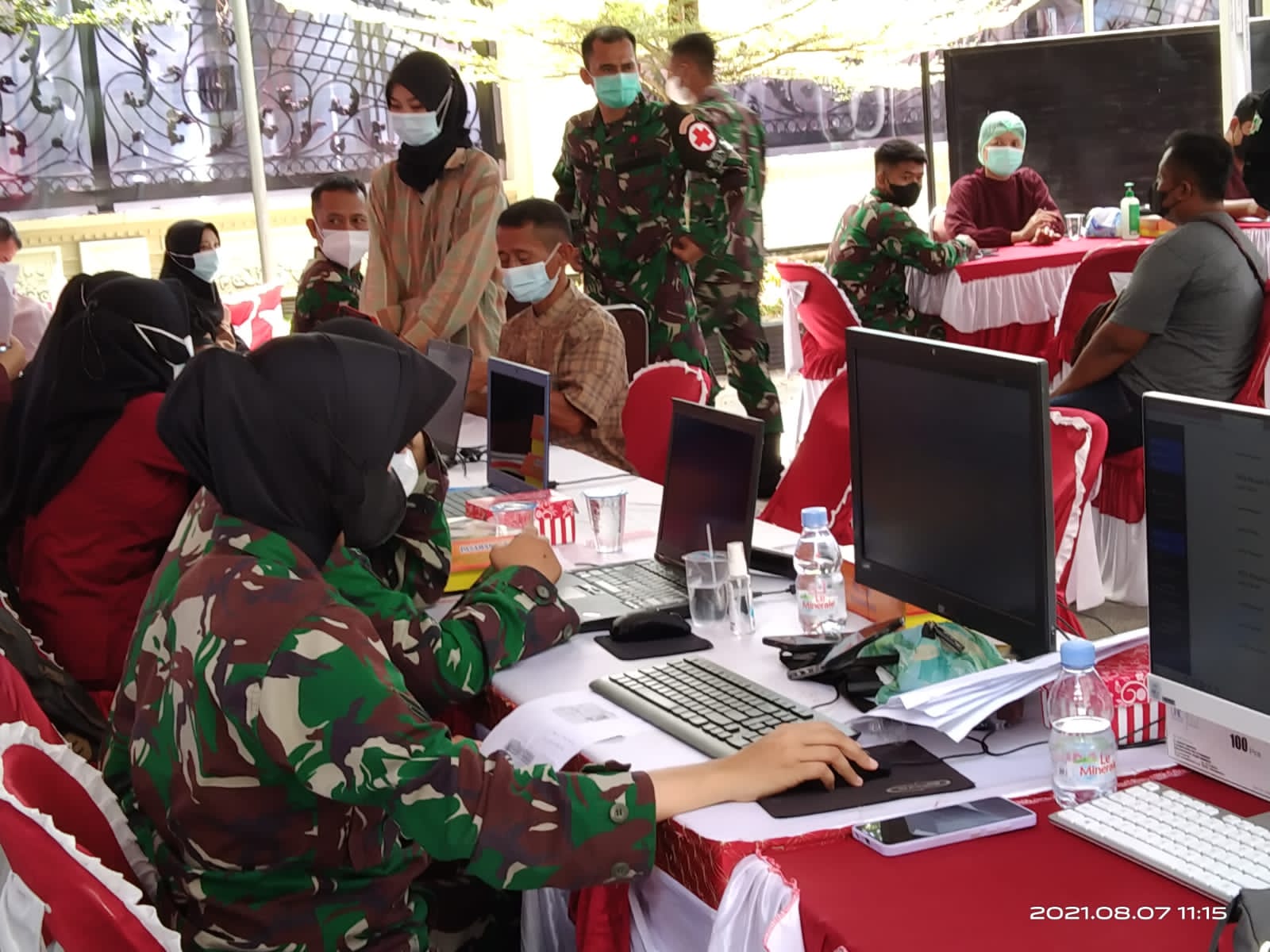 PELAKSANAAN VAKSIN : TNI AD turut serta membantu pelaksanaan vaksinasi dosis ke dua, di rumah aspirasi, Agustiar Sabran, Jalan Antang, Sabtu (7/8/2021). KODIM 1016/PLK UNTUK KALTENG.CO