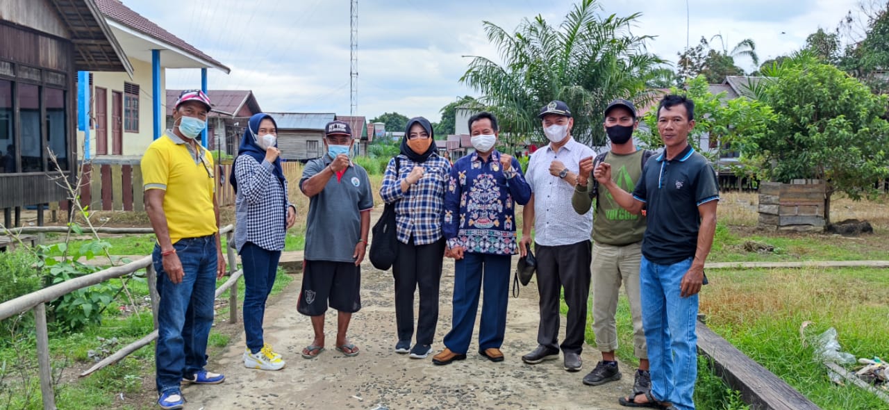 KEBERSAMAAN: Wakil Ketua Komisi I DPRD Kapuas, Kanedi, bersama anggota dewan lainnya Free Buben, Yetty Indriani, dan Sri Umi Daryatun, saat kunjungan di Desa Tambak Bajai, baru-baru ini./DOK