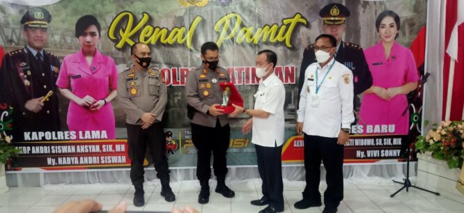 KENANG-KENANGAN: Bupati Katingan Sakariyas ketika memberikan cendera mata kepada Kapolres Katingan AKBP Paulus Sonny Bhakti Wibowo SH SIK MIK pada waktu kenal pamit di aula Polres Katingan, Rabu (4/8) sore./HUMAS