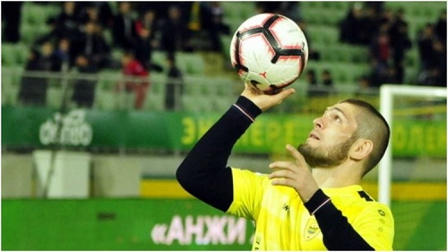 Mempersiapkan debut sepak bola saya. Status saya free agent