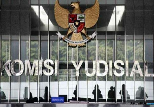 Terdiri dari 22 orang laki-laki dan 2 orang perempuan