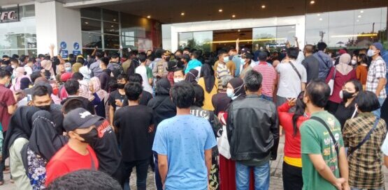 BEREDESAKAN: Ribuan warga terlihat antrian untuk mendapatkan vaksinasi yang digelar di salah satu pusat perbelanjaan di Kota Sampit, Kamis (5/8)./humas