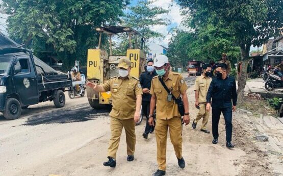 MEMANTAU: Bupati Kabupaten Kotim H Halikinnor mematau perbaikan jalan dalam kota, belum lama ini./BAHRI