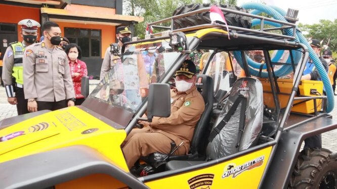 TEST DRIVE: Bupati Kotim, H Halikinnor mengecek mobil off road mini yang dijadikan sebagai kendaraan pemburu api tim pencegahan karhutla di daerah itu, belum lama ini.HUMAS