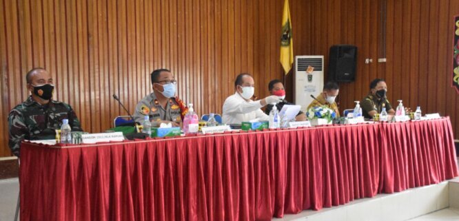 RAPAT EVALUASI: Bupati Kapuas Ben Brahim S Bahat memimpin Rakor Evaluasi PPKM Level 4 di Kapuas didampingi Sekda Kapuas Septedy, Wakil ketua I DPRD Kapuas Yohanes, Unsur Forkopimda serta Kepala SOPD Kabupaten Kapuas, Camat se Kabupaten Kapuas, tokoh agama serta tokoh masyarakat./HUMAS