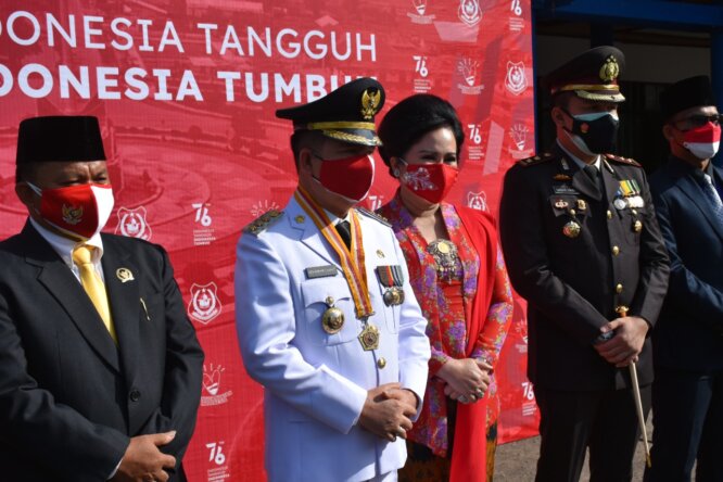 INSTRUKSI: Bupati Kapuas Ben Brahim S Bahat usai menjadi Inspektur Upacara pada pelaksanaan upacara Peringatan Hari Ulang Tahun ke-76 Kemerdekaan Republik Indonesia di Kantor Bupati Kapuas, Selasa (17/08/2021)./HUMAS